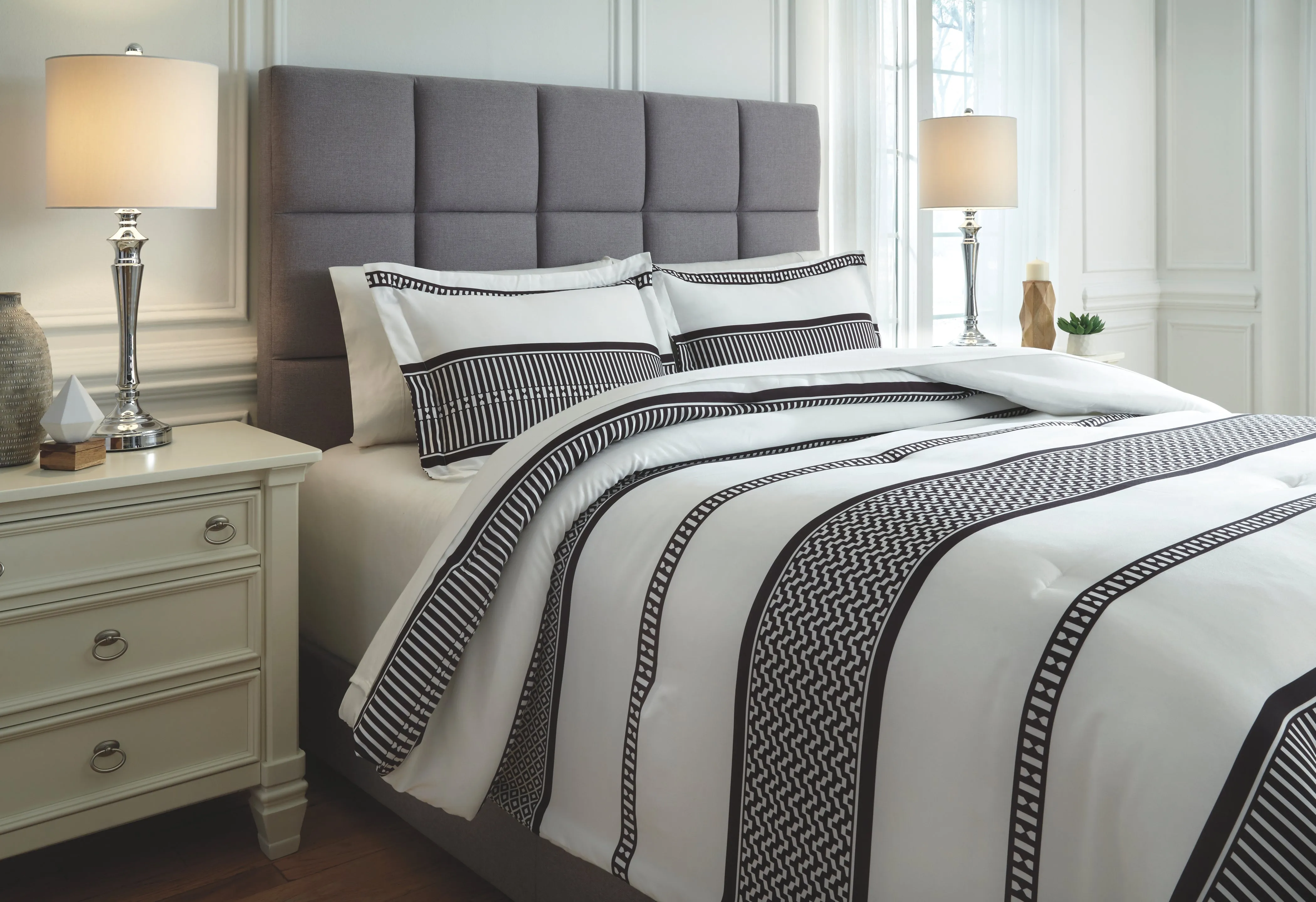 Masako Signature Design by Ashley Comforter Set King