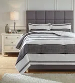 Masako Signature Design by Ashley Comforter Set King