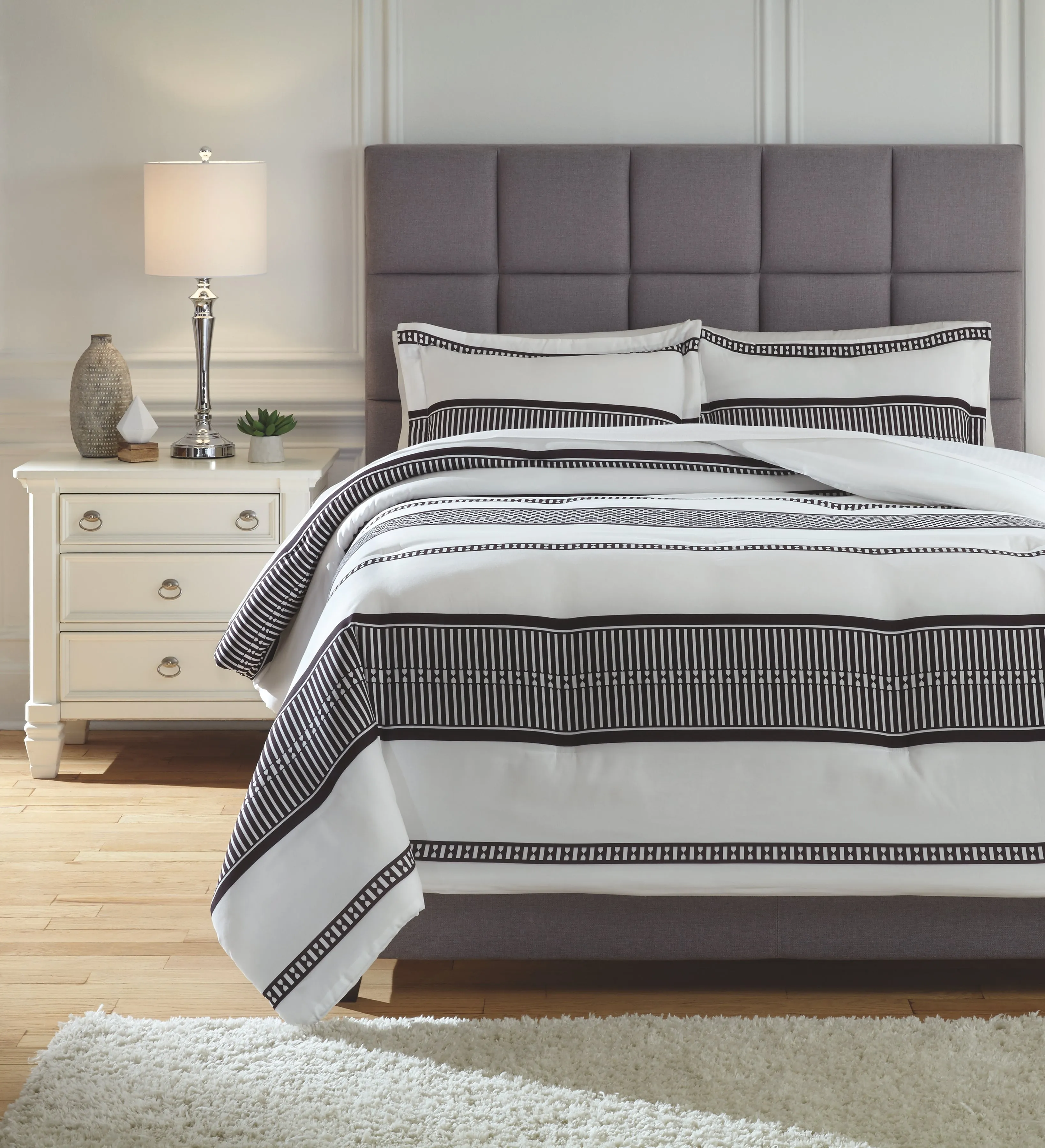 Masako Signature Design by Ashley Comforter Set King